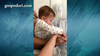 Сладко бебе ревнува тати от мама, не позволява никаква нежност помежду им (видео)
