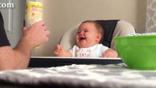 Сладко бебе се смее със заразителен смях, докато баща му разиграва сценка (видео)