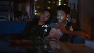 Реклама на Samsung осмива цяло десетилетие iPhone-и (видео)