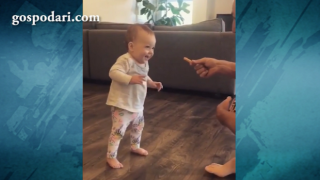 Пържено картофче мотивира сладко бебе да проходи (видео)