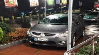 Нагъл шофьор паркира колата си на рампа за детски колички (видео)