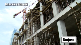 Желязо удари жена в главата близо до опасен строеж, преди 3 дни призовахме строителя да го обезопаси (видео)