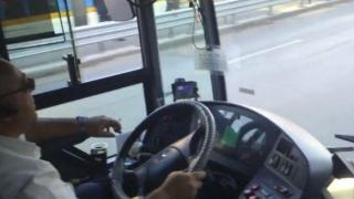 Шофьор на автобус пуши, при забележка от пътник вдига луд скандал (видео)