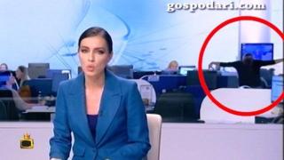Жена прави странни движения зад водеща на новини