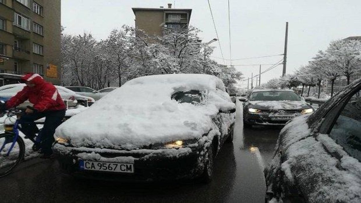 Непочистена кола се движи по натоварените софийски улици