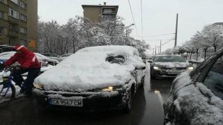 Непочистена кола се движи по натоварените софийски улици