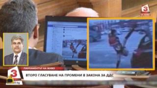 Депутат си цъка фейсбука по време на парламентарен контрол