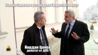 Нашият Валери Симеонов разпределя бюджетната пица пред парламента