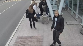Затвор за мъжа, изритал баба на спирка (СНИМКИ/ВИДЕО)