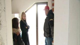 Ева Веселинова влиза в ролята на строителен инспектор, а строителят Добрев се ангажира да завърши обекта