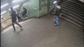 Пребиха българина, който ритна студентка в метрото в Берлин