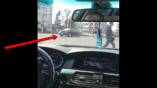 Нагъл шофьор нарушава правилата на пътя (видео)