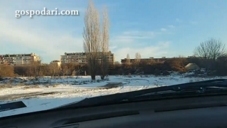 Мъж прави офроуд с колата си в столичен квартал (видео)