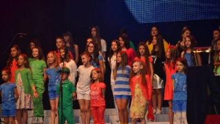 Група "Бон-Бон" подкрепя училище в София с коледен концерт