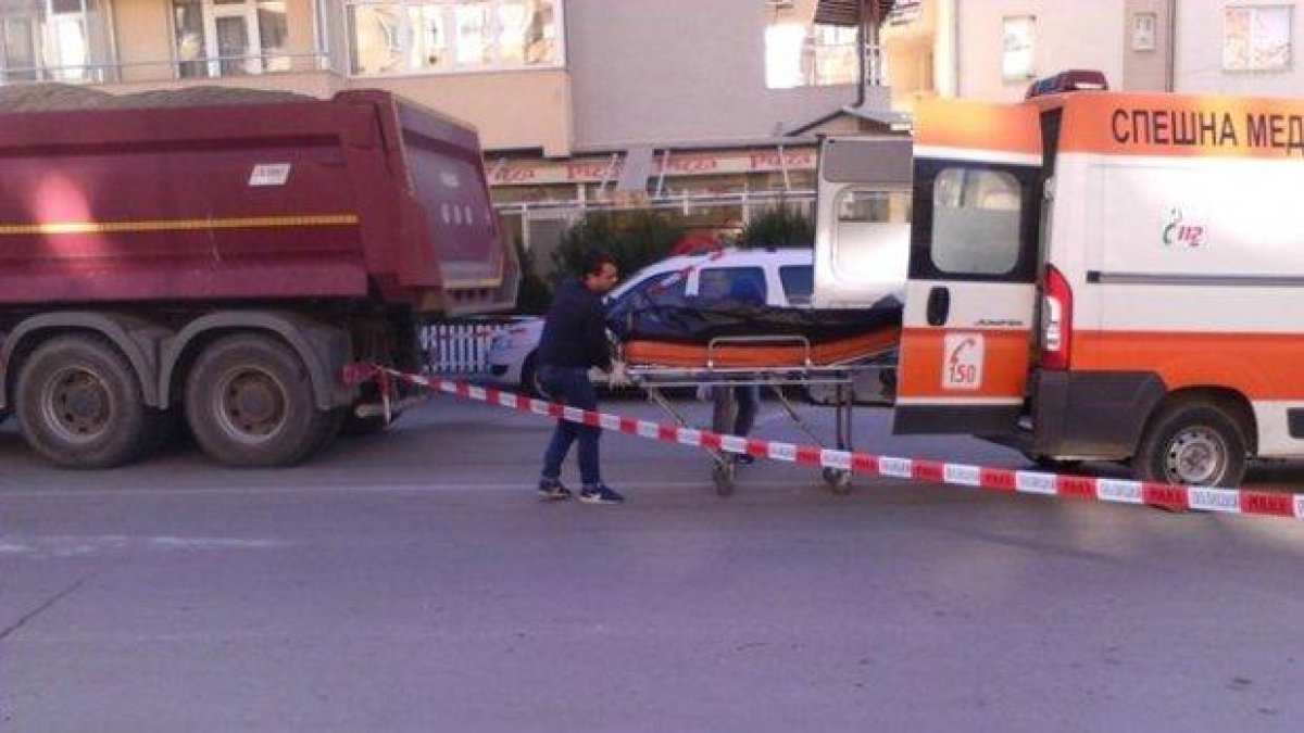 Ремонтират опасното кръстовище в Благоевград, където загина младо момиче (видео)