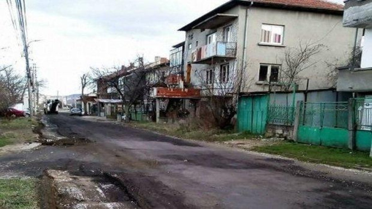 Асфалтират улица в Ловеч заради посещение на министър, после махат асфалта