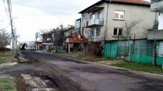 Асфалтират улица в Ловеч заради посещение на министър, после махат асфалта
