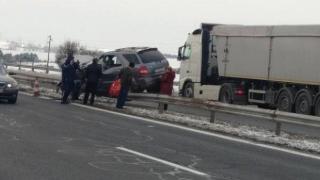 Катастрофи на магистрала "Хемус"- кола се е заби в мантинелата, а два тира се удариха един в друг (видео)