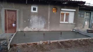 Вдигат автобусна спирка пред прозореца на частен дом във Велико Търново (снимки)