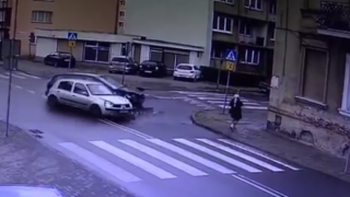 Две коли катастрофират близо до жена,  тя остава невредима (видео)
