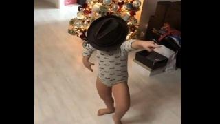 Сладко бебе танцува &quot;лунната походка&quot; пред елхата и побърка мрежата (видео)