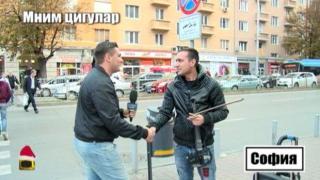 Уличен цигулар прибира пари от случайни минувачи без да изсвири нито една нота