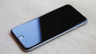 Какво обезщетение предлага Apple заради забавянето на свои стари смартфони?
