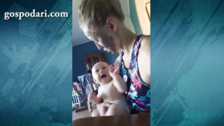 Сладко бебе се плаши от маската за лице на майка си (видео)