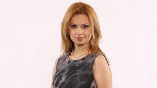 Водеща от БНТ сяда на стола на Анна Цолова