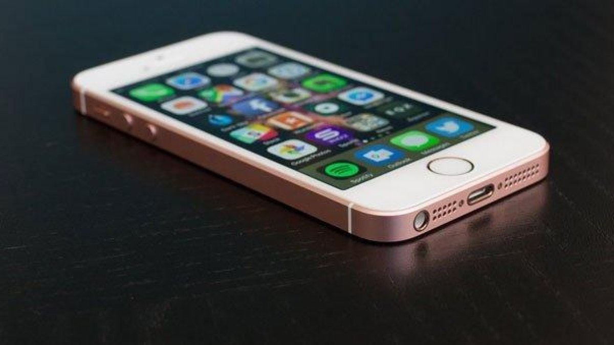 Френската прокуратура разследва Apple за умишлено забавяне на по-старите модели Айфон
