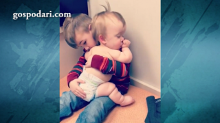 Момченце приспива сладко бебе в прегръдките си и стана хит в мрежата