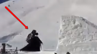 Голям джип прави невероятно салто във въздуха (видео)