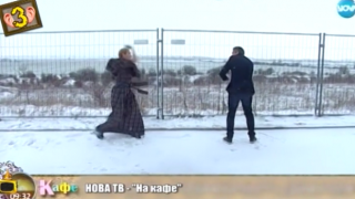 Гала се опитва да се удари Стефан със сняг, но уцелва само декора