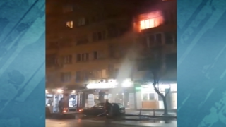 Трима са в болница след голям пожар в София (видео)