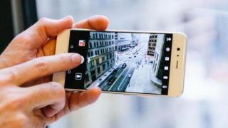 Италия проверява Samsung и Apple заради бавни телефони