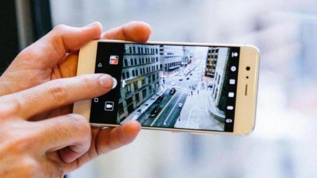 Италия проверява Samsung и Apple заради бавни телефони
