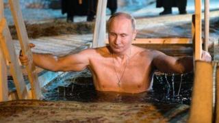 Путин се потопи в ледено езеро по случай Богоявление (видео)