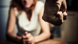 350 000 българи смятат за нормално мъж да удари жена