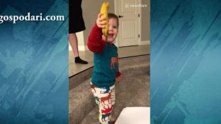 Дете се радва на банан и разтапя сърцата на всички (видео)