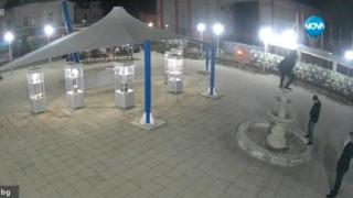 Ученици счупиха 3-метров шадраван в центъра на Казанлък (видео)