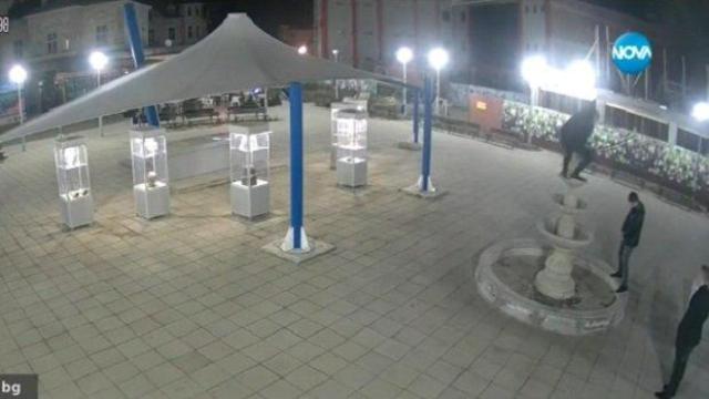 Ученици счупиха 3-метров шадраван в центъра на Казанлък (видео)