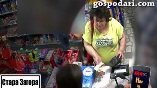 Жена мами продавачка в магазин с ловки движения