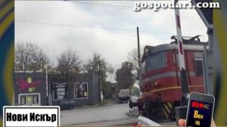 Влакове в Нови Искър преминават без предупреждение