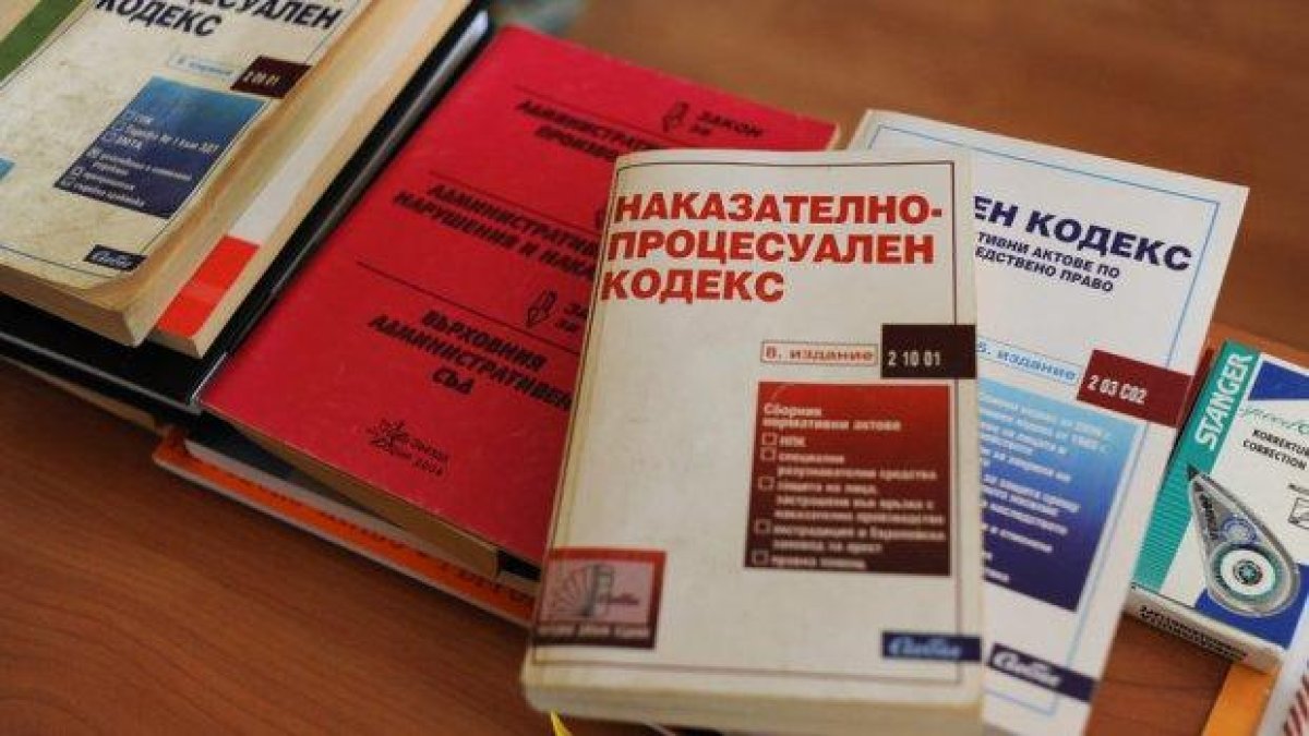 Съдия е оправдан за думи към служителка, че ще избие семейството и, защото така си говорел