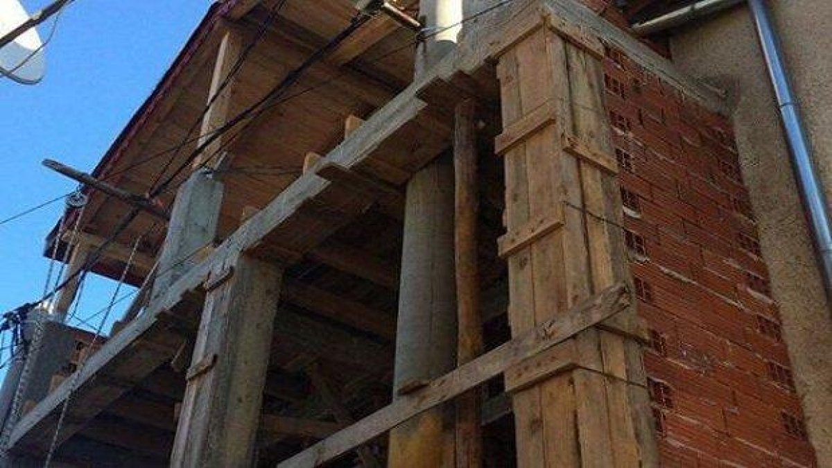 Роми вградиха елeктрически стълб в къща