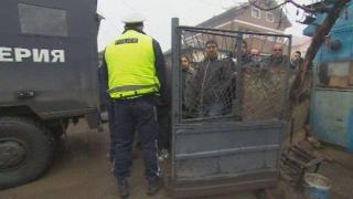 Мъж почина при акция на полицията в ромската махала в Ихтиман (видео)
