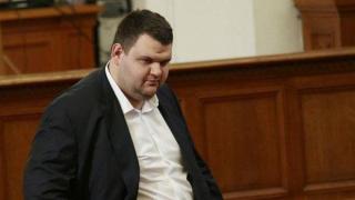 Пеевски получава депутатската си заплата, въпреки че не стъпва в парламента?