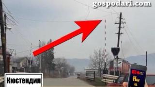 Влак минава без бариерата да е спусната, но всичко е точно