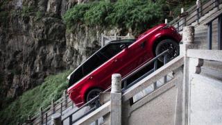 Хибридният Range Rover Sport с шеметно изкачване до „Вратата към Рая” (видео)