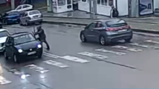 Шофьори се биха с бухалка и метална тръба насред пътя (видео)